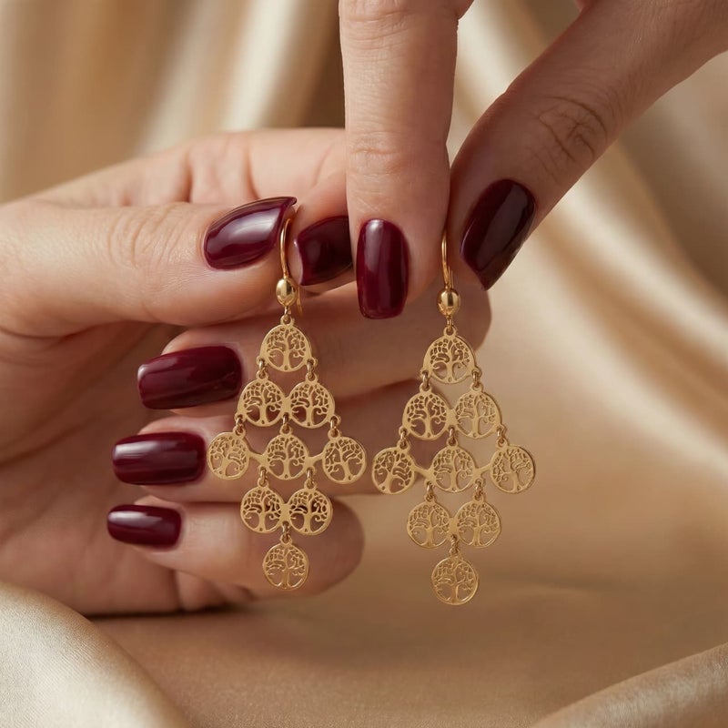 حلق ذهبي طويل بتصميم دوائر بداخلها شكل "شجرة الحياة" مفرغ بدقة، دلايات متحركة تمنحكِ مظهراً حيوياً وبريقاً لافتاً. قطعة رمزية غاية في الرقة والأناقة. - Image 3